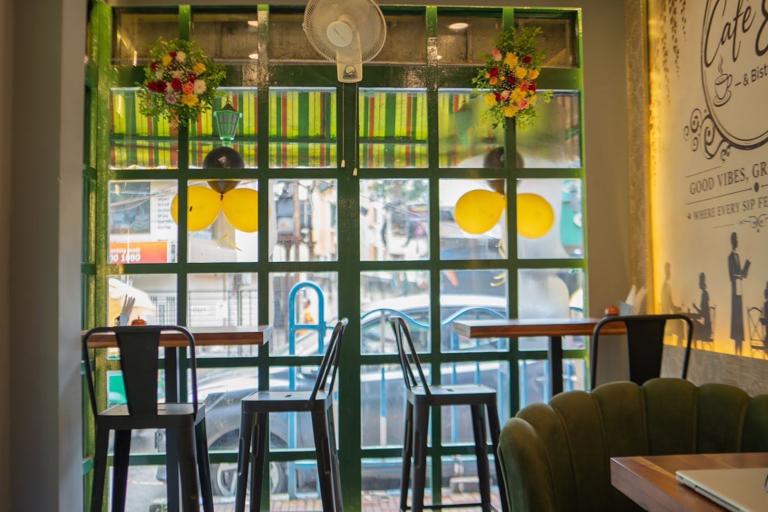 Café 84 restaurant atmosphere